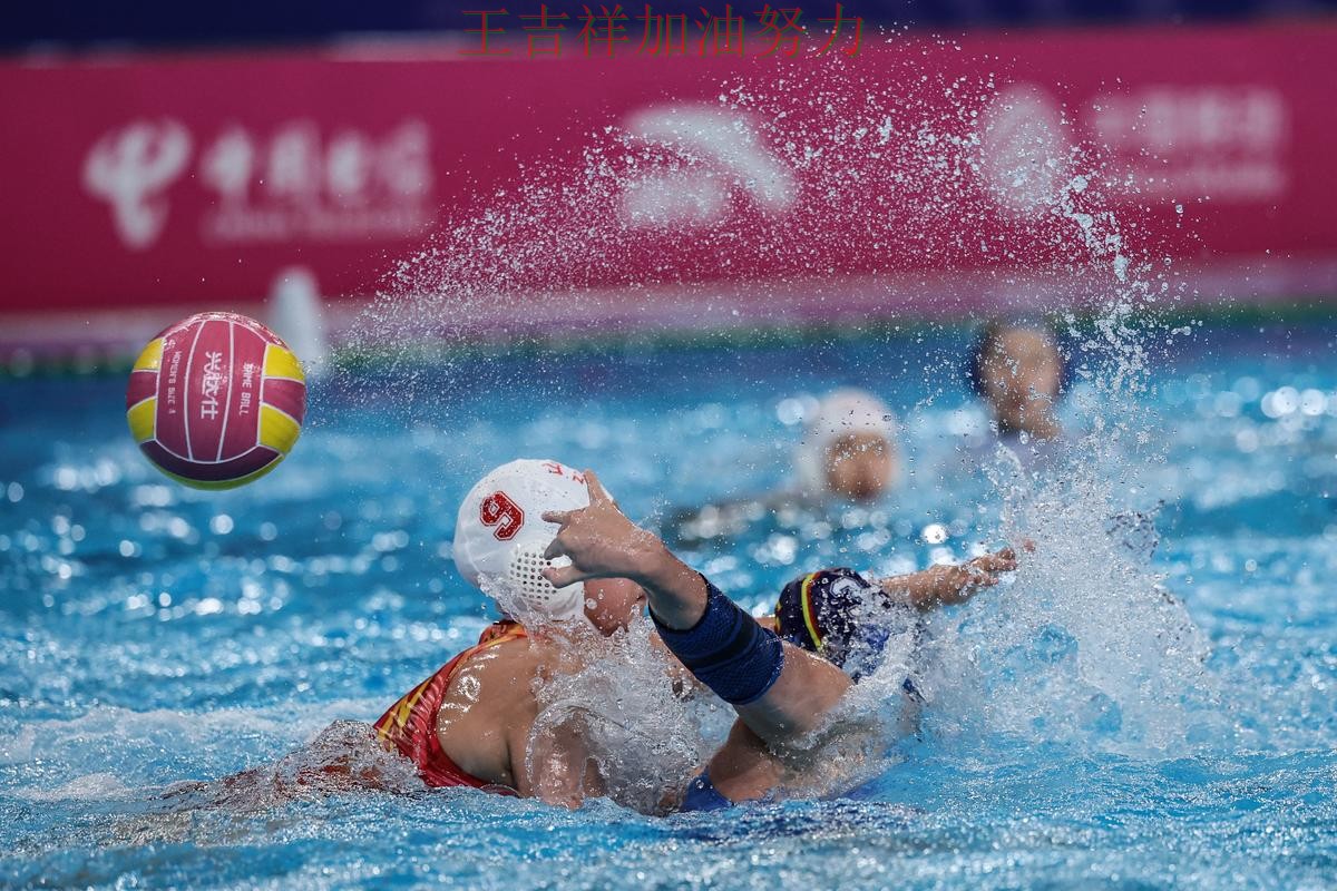 中国游泳队战平对手后晋级前景生变 战术调整效果逐渐显现 中国游泳队战平对手后晋级前景生变 战术调整效果逐渐显现